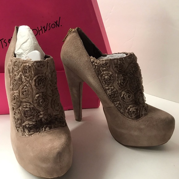 Betsey Johnson rose blush platform pinup retro tan nude shoe heels booties model - Picture 4 of 12